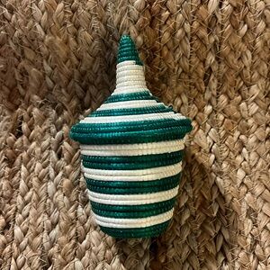 Agaseke Peace Basket ornament. Loop is on the side for hanging. EUC.